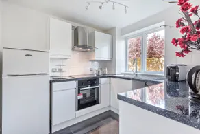 2 Bed Flat, Dedicated workspace, Parking, 4KTV - Image 4