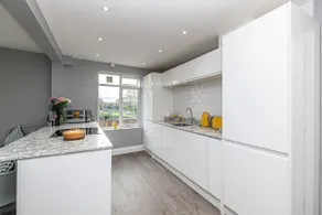 Modern Racecourse apt w/ parking within city walls - Image 3