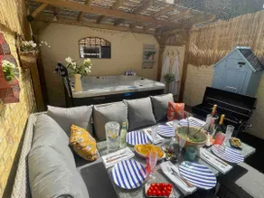 Georgian/3 bed/Hottub/Parking/Near Beach & Marina - Image 2