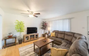 Stylish 3 bedroom 2 bath in the heart of uptown - Image 4