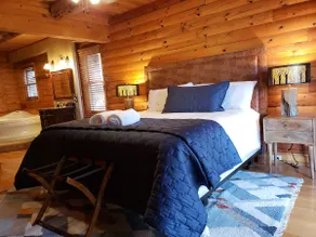 Serene Cabin, year round creek; Close to Downtown - Image 5