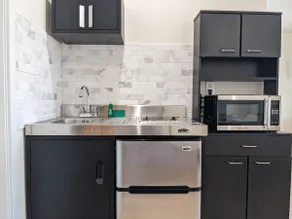 Central Studio | Modern Touches & Natural Light - Image 3