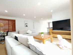 Cheerful 4-bedroom home with natural backyard - Image 2