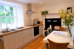 Heritage Luxury: Coachman Lodge on Seaside Estate - Image 5