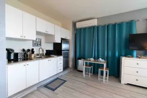 Waterfront Studio Apartment - Image 5
