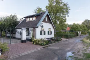 Nostalgic house with beautifull view on fields - Image 2