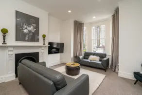 Inner City Elegance on Stuart Street - Image 3
