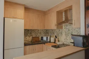 Centrally located, bright and cozy. - Image 4