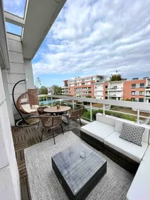 Stylish air-conditioned 2-bedroom apartment, terrace & pool table - Image 2