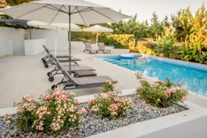 Modern villas with shared pool - Image 4