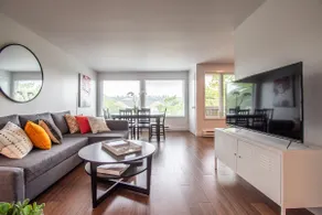 Elegant Top Floor Apartment with View and Parking - Image 2