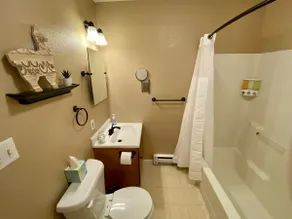 King Bed 2 Room Getaway in Downtown Hartsburg - Image 4