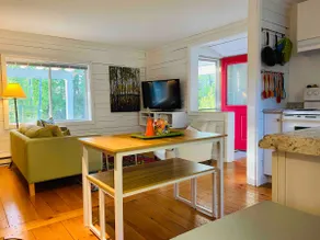 Cozy Suttons Bay Getaway - Image 5