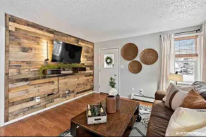 The Tanglewood House • Bright + Cozy -Near Airport - Image 4