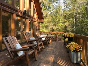 9' CHRISTMAS TREE/DECOR WATERFRONT LOG HOME/HOT TUB/2 FP/77\" TV/STARLINK/LG DECK - Image 3
