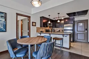 Stoneridge 2 BDR - Sleeps 8★ Hot Tub/ Pool/Sauna/Gym ★Mountain Views ★1100 SQF - Image 4