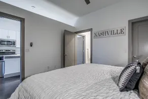 Upscale Condo in Melrose Avenue - Image 4
