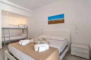 Appartement avec jacuzzi, piscine chauffée et terrasse | Vue ville - Image 3