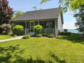 Cozy 2 Bedroom Lakeview Cottage - Image 3