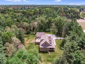 Green Lodge- Huge House Surrounded by Woods! - Image 4