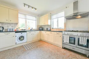 Spacious 4 Bedroom, 2 bathroom House - Image 5