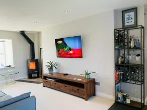 Beautiful Cottage: Sea Views, Parking, Garden - Image 4