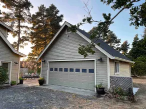 Charming craftsman home on 1.1 acres close to town and beautiful beaches - Image 2