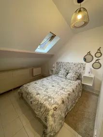 Charming one-bedroom attic apartment – Wi-Fi – Free parking - Image 4
