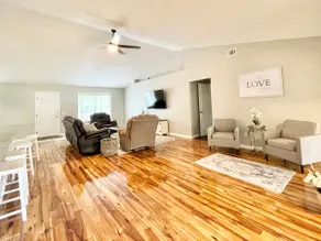 Comfort Vacation Home 2500+sqft Abundant Seating - Image 2