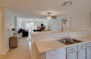 Beautiful, Light & Airy - vacation condo w/ pool. - Image 4