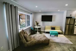 Brand New, Private, Spacious Suite, 5 mins to lake - Image 3