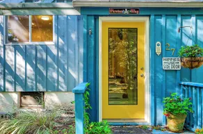 Shelter Island getaway steps from beaches - Image 2