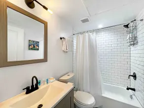 Brand New Stylish Petworth Stay, Premium Amenities - Image 4