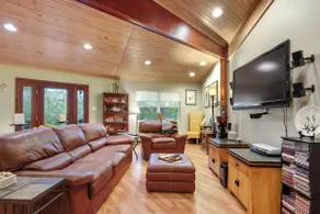 The Roundhouse Retreat: A Private Lakefront Escape - Image 5