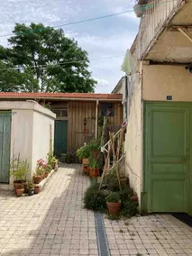Atypical & Warm, with Courtyard • Free Parking - Image 3