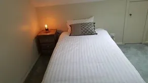 City townhouse, free parking, walk to city - Image 5