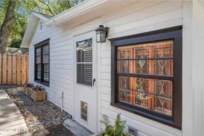 Stylish Bungalow Near Dining,Parks & Entertainment - Image 3