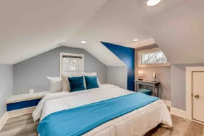 Walkable-free parking, 2 king beds luggage storage - Image 5