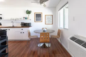 Spotless & Trendy King Suite With View - Image 2