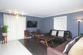 Spacious garden home for distancing near the Falls - Image 3