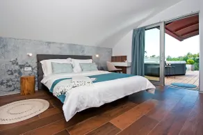 The Q Superior - a penthouse with jacuzzi and sauna - Image 4