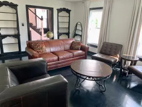 Beautiful New Renovation!! 3 bed 1.5 bath 7 guests - Image 3