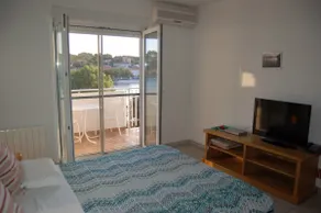 studio sea front with kayak - Image 3