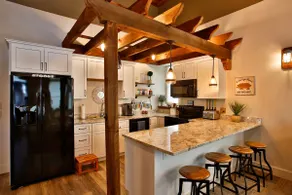 ★Chic Loft w/ Indoor Pergola & Lots of Space - Image 5
