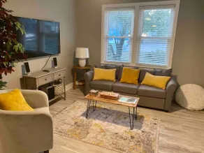 Stylish 3-Bedroom Cottage, Boater Friendly! - Image 2