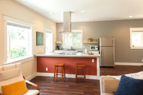 Thoughtfully designed guest house in town - Image 5