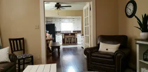 Small Town Family friendly & SMOKE-FREE - Sleeps 6 - Image 2