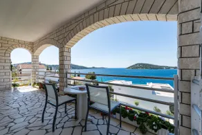 Seaview Apartment 4 with beach path - Image 2