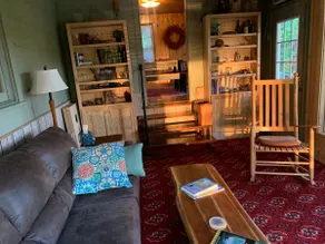 Tranquil river cabin with a 1950’s vibe - Image 4