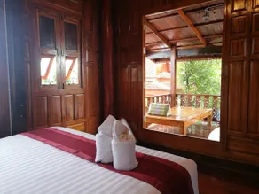 Cozy Teak Cabin with King bed on the River - Image 5